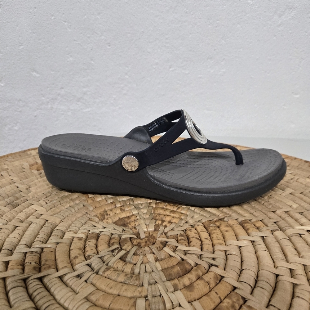 CROCS Sanrah Women's Gray Bkue Sandals with Silver Accents - Picture 2 of 7